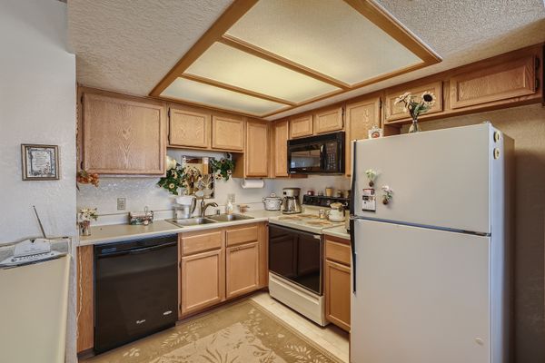 10 Kitchen.jpg